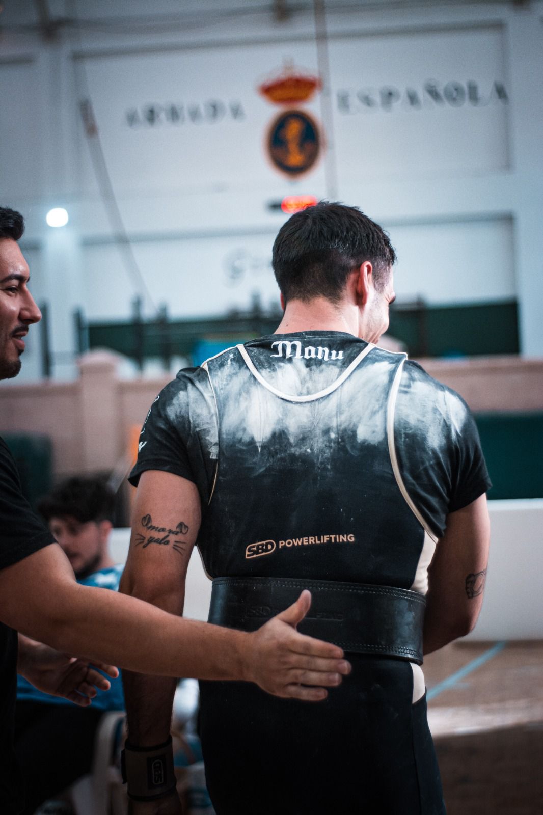 Manu de espaldas en competición, con su nombre visible en la nuca de la camiseta